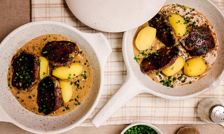 wild venison medallions cooked with peppercorn sauce 