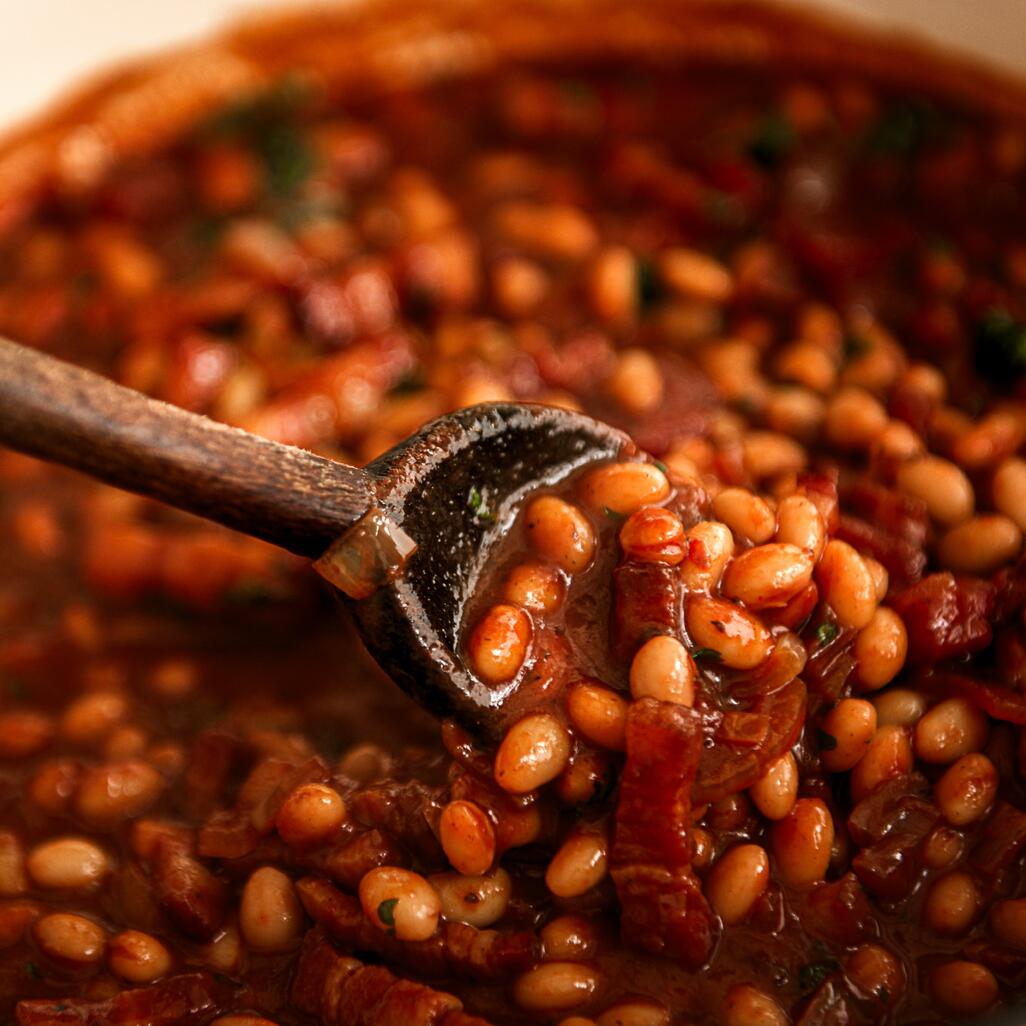 spicy baked beans with pancetta pieces 