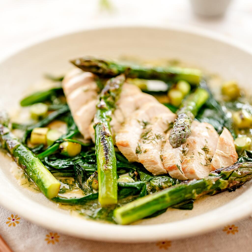 chicken breast cooked with asparagus 