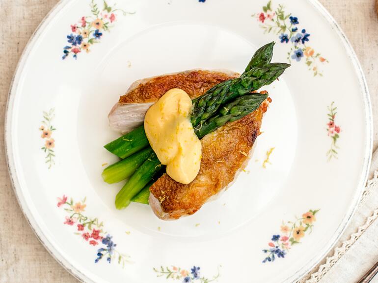 cooked chicken breast with English asparagus & lemon hollandaise