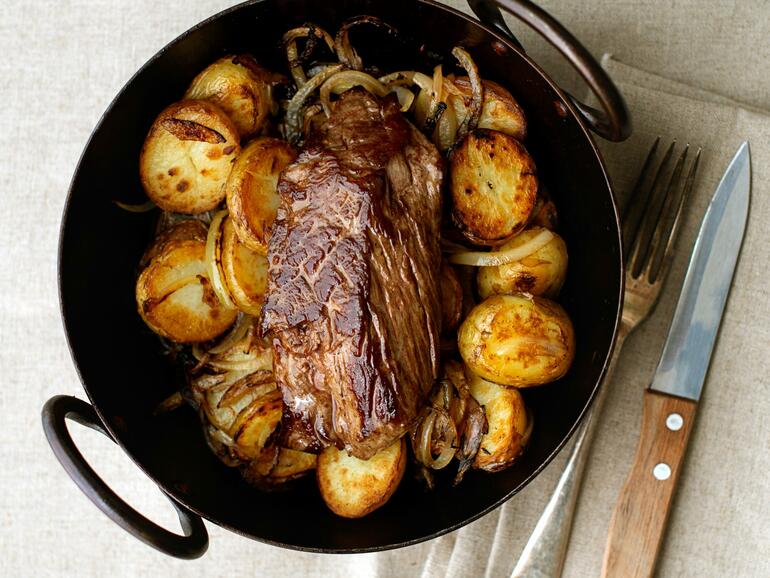  hanger steak with sauté potatoes and béarnaise butter cooked