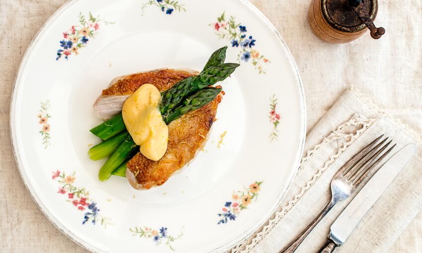 cooked chicken breast with english asparagus & lemon hollandaise