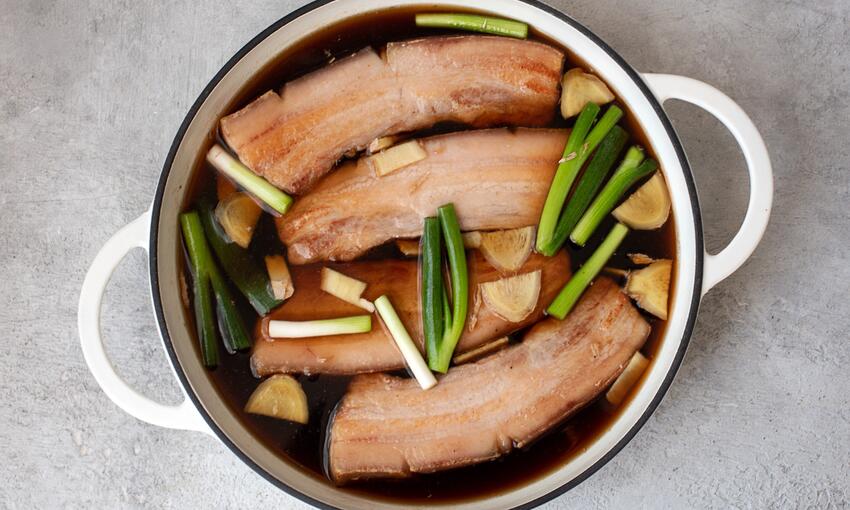 belly pork and ingredients in pot 