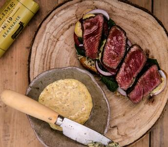 steak sandwich with béarnaise butter cooked