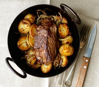  hanger steak with sauté potatoes and béarnaise butter cooked