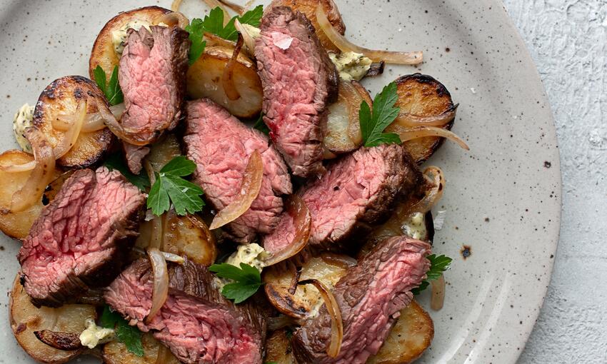  hanger steak with sauté potatoes and béarnaise butter cooked