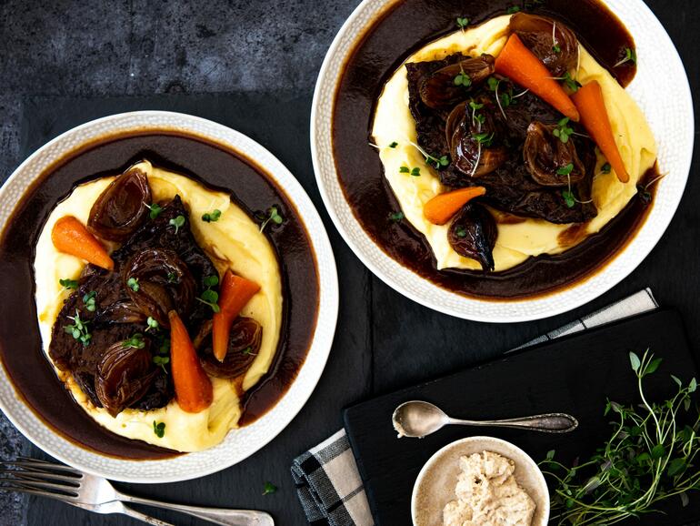 braising steak in rich onion gravy 