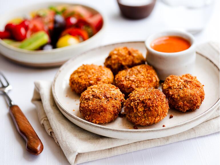 cooked chicken popcorn with marinated tomatoes dip